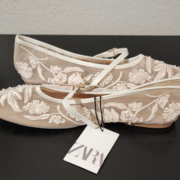 Zara Shoes - Zara Women's Beige Floral Flats